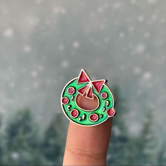Christmas Wreath Small Enamel Pin/ Brooch Lapel - Picture 2 of 7
